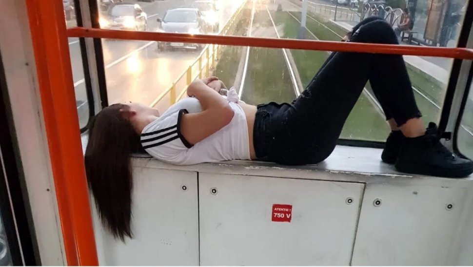 Fotografie virală cu o tânără, în tramvaiul 41 din Capitală! Răspunsul neaşteptat dat de STB