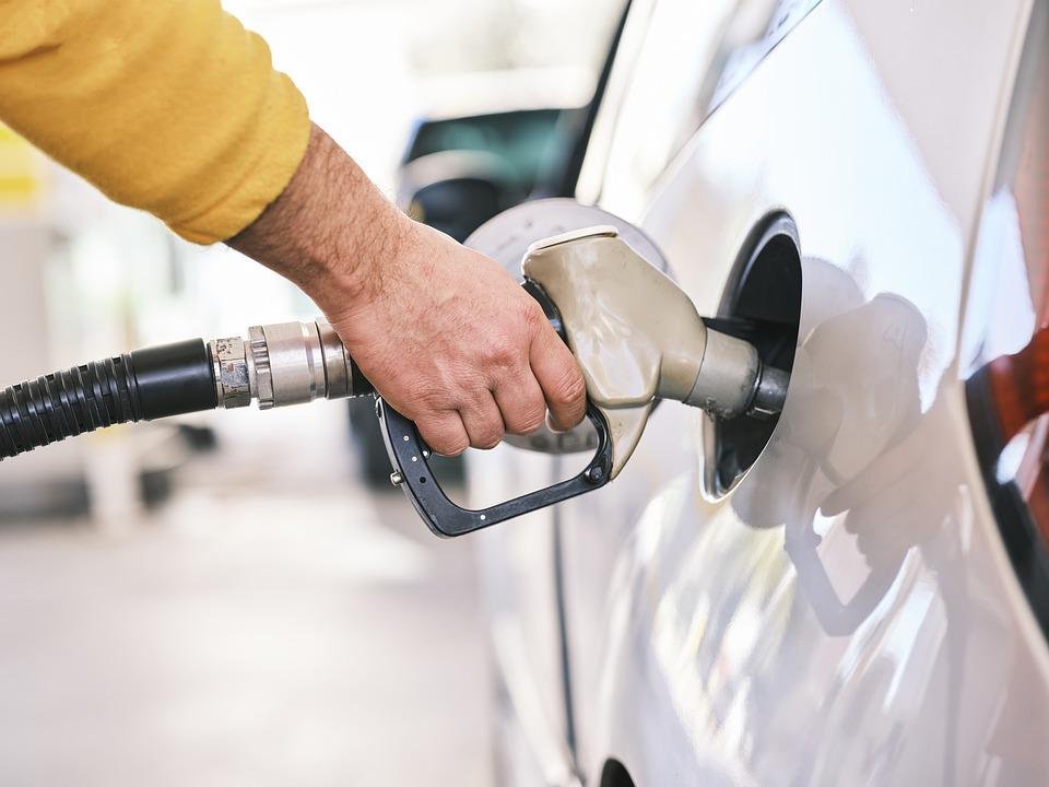 Guvernul a decis ce măsuri va lua în criza carburanților. Se vor acorda compensații la pompă și pentru persoanele fizice