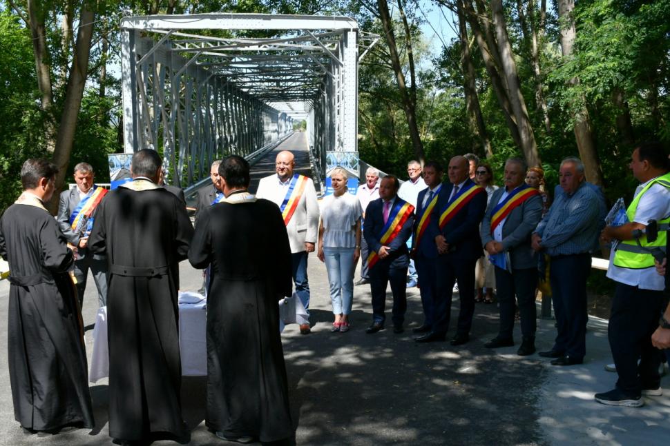 Podul de fier peste râul Olt, din zona Munteni, a fost redat circulației! 775172