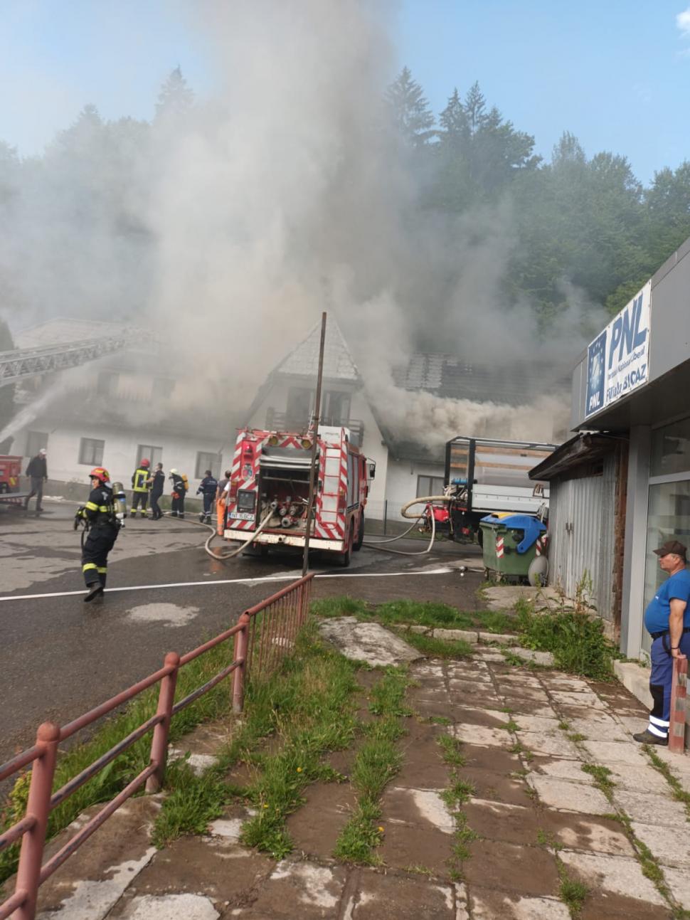 Incendiu de proporții la un motel din Bicaz. Flăcările s-au extins pe o suprafață 250 de metri 775045