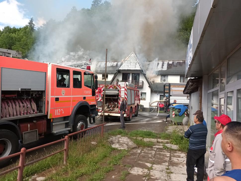 Incendiu de proporții la un motel din Bicaz. Flăcările s-au extins pe o suprafață 250 de metri 775046