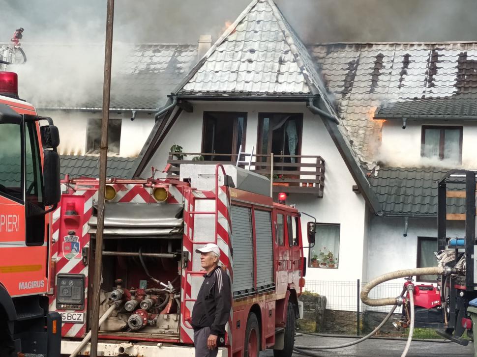 Incendiu de proporții la un motel din Bicaz. Flăcările s-au extins pe o suprafață 250 de metri 775047