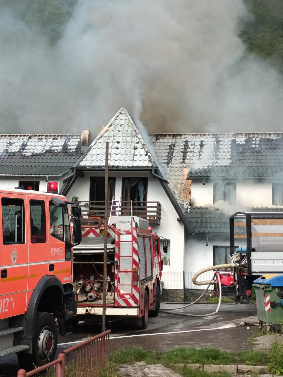 Incendiu de proporții la un motel din Bicaz. Flăcările s-au extins pe o suprafață 250 de metri 775048