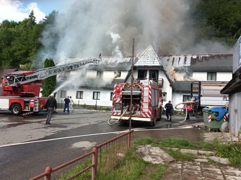 Incendiu de proporții la un motel din Bicaz. Flăcările s-au extins pe o suprafață 250 de metri 775049