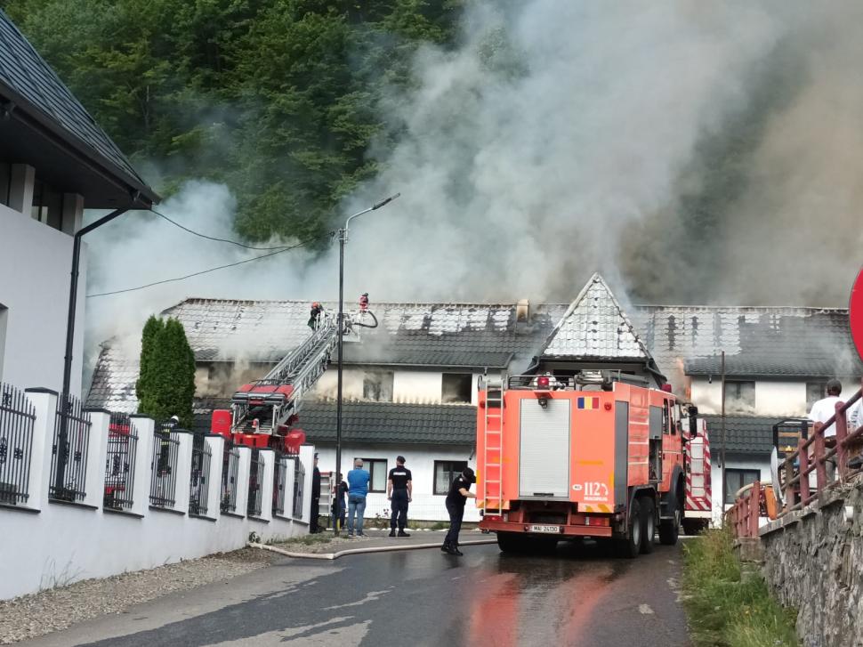 Incendiu de proporții la un motel din Bicaz. Flăcările s-au extins pe o suprafață 250 de metri 775050