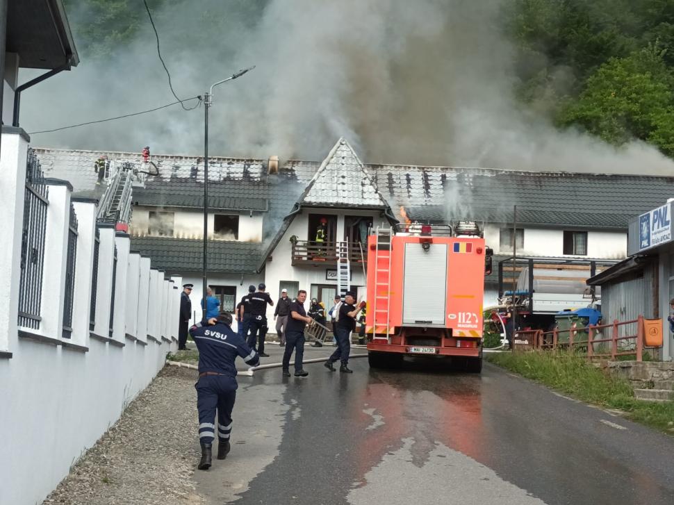 Incendiu de proporții la un motel din Bicaz. Flăcările s-au extins pe o suprafață 250 de metri 775051