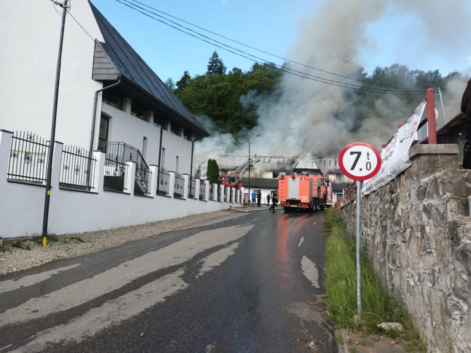 Incendiu de proporții la un motel din Bicaz. Flăcările s-au extins pe o suprafață 250 de metri 775052