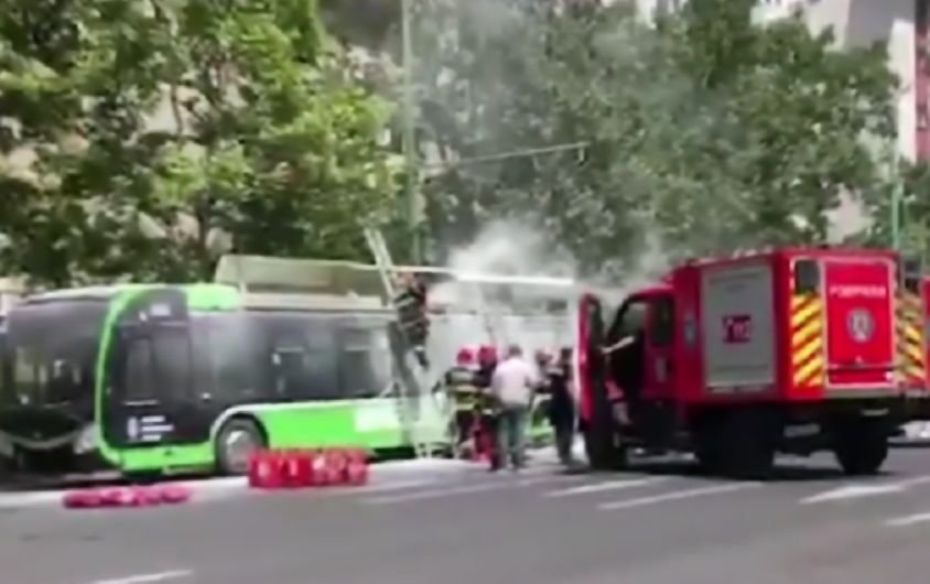 Autobuz în flăcări, la Braşov. Un pasager l-a atenţionat pe şofer