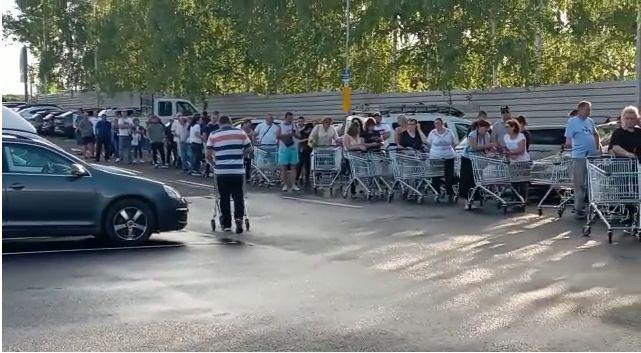 Buluc la promoţii, la deschiderea unui magazin din Prahova. Oferta: mop la 160 de lei 775242