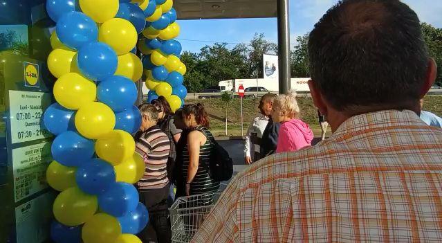 Buluc la promoţii, la deschiderea unui magazin din Prahova. Oferta: mop la 160 de lei 775243