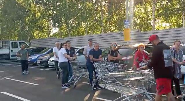 Buluc la promoţii, la deschiderea unui magazin din Prahova. Oferta: mop la 160 de lei 775244