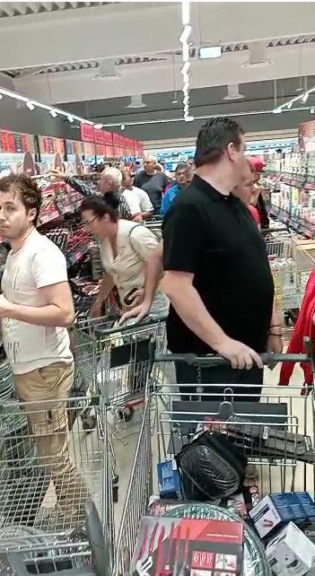 Buluc la promoţii, la deschiderea unui magazin din Prahova. Oferta: mop la 160 de lei 775245