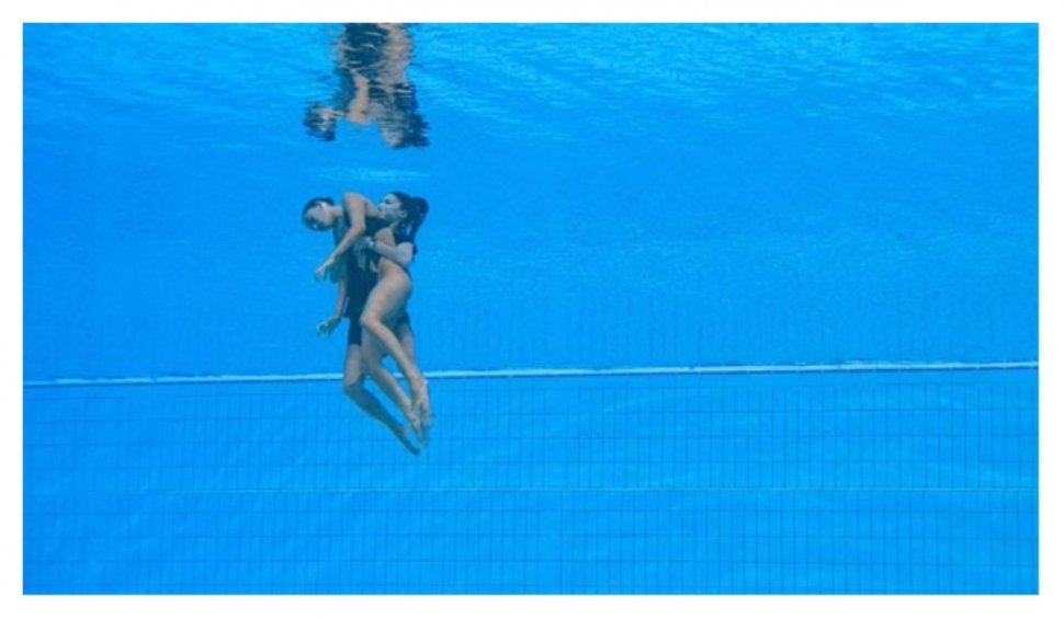 O înotătoare, la un pas de moarte | Antrenorul a sărit în piscină pentru a o salva de la înec, la Campionatele Mondiale