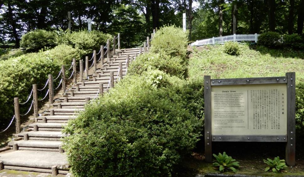 Locația mormântului lui Hristos din Japonia. Oamenii au presupus că aici s-ar afla îngropat Mântuitorul 775023