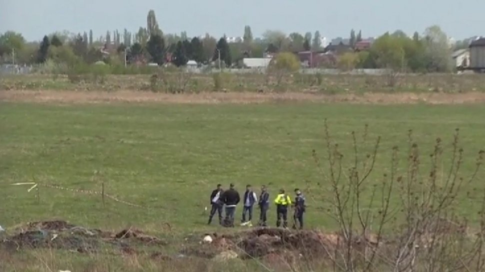 Descoperire macabră pe un câmp din Ilfov! Un bărbat a fost găsit spânzurat de plafonul maşinii