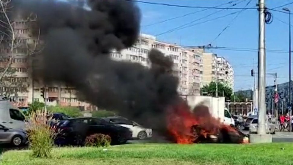 Mașină în flăcări, în Piața Obor din București. Traficul a fost îngreunat