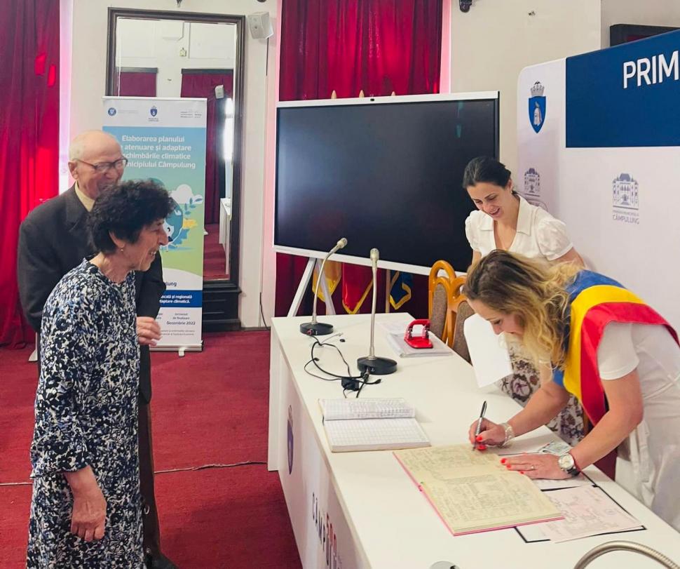 Un pensionar de 85 de ani din Câmpulung s-a însurat, după 28 de ani, cu aleasa inimii. Cei doi vor să aibă același nume pe cruce: "Îți mulțumesc, draga mea!" 775556