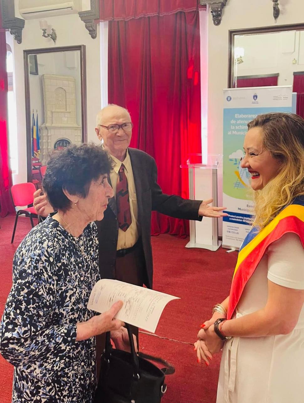 Un pensionar de 85 de ani din Câmpulung s-a însurat, după 28 de ani, cu aleasa inimii. Cei doi vor să aibă același nume pe cruce: "Îți mulțumesc, draga mea!" 775557