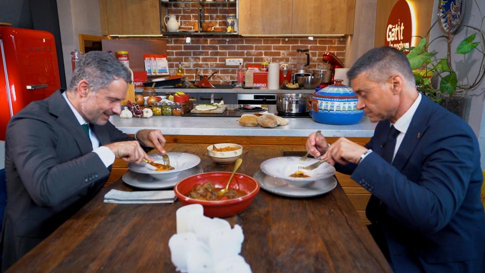 Ambasadorul Israelului, E.S. David Saranga, găteşte alături de Ştefan Lungu în ediţia 7 "Gătit la costum", sezonul 2 | "O dată pe săptămână mă întâlnesc cu un papanaş" 775343