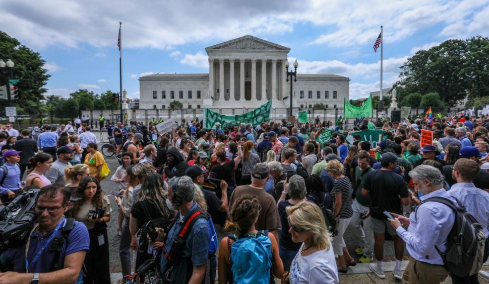 Americanii se revoltă în stradă, după interzicerea dreptului la avort | Poliția a recurs la gaze lacrimogene pentru a-i împrăștia 775641