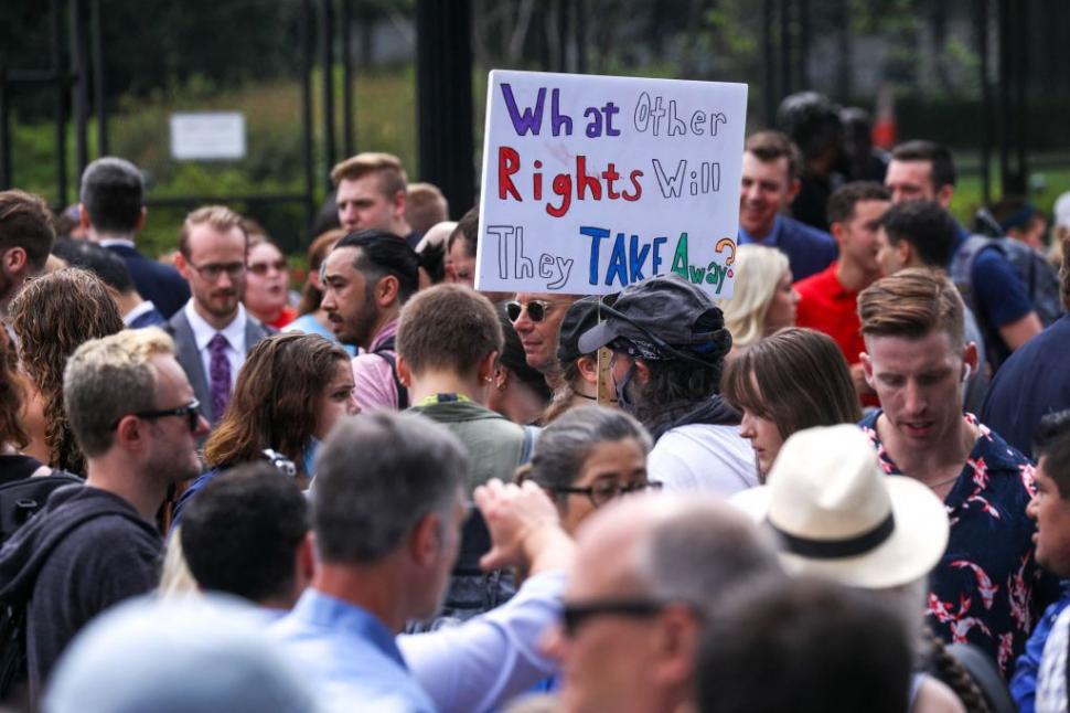 Americanii se revoltă în stradă, după interzicerea dreptului la avort | Poliția a recurs la gaze lacrimogene pentru a-i împrăștia 775642