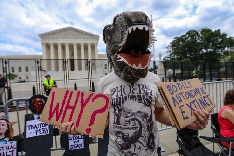 Americanii se revoltă în stradă, după interzicerea dreptului la avort | Poliția a recurs la gaze lacrimogene pentru a-i împrăștia 775643