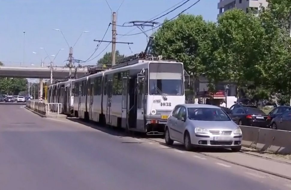 Circulația tramvaielor de pe linia 5, din nordul Capitalei, complet blocată, după ce o șoferiță a parcat pe șine