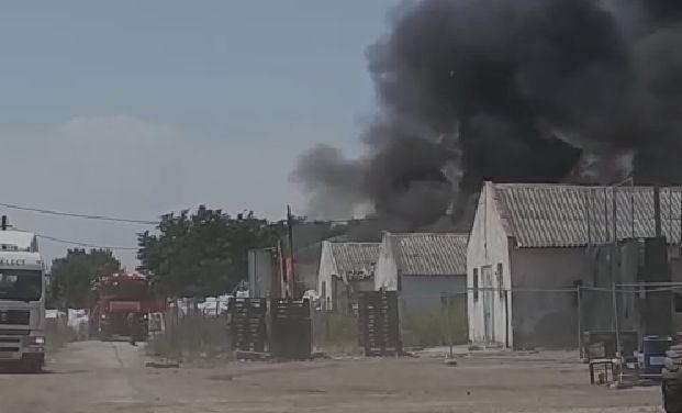 Incendiu uriaş la Becicherecu Mic. Ard deşeuri de materiale plastice. A fost sesizată Garda de Mediu 775636