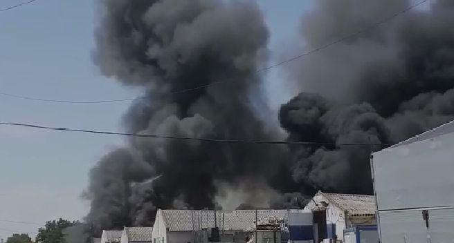 Incendiu uriaş la Becicherecu Mic. Ard deşeuri de materiale plastice. A fost sesizată Garda de Mediu 775638