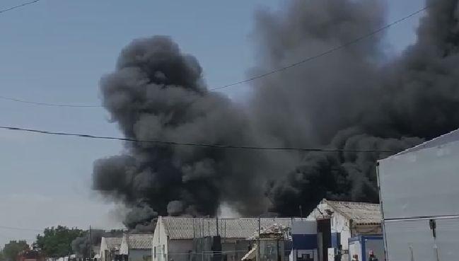 Incendiu uriaş la Becicherecu Mic. Ard deşeuri de materiale plastice. A fost sesizată Garda de Mediu 775639