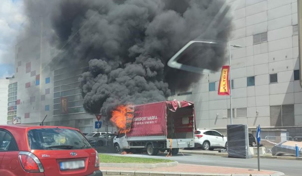 Mașină de marfă în flăcări, în fața unui mall din București