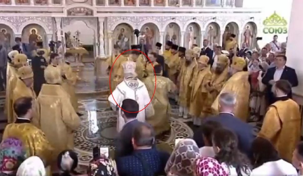 Semn divin? Patriarhul Kirill a dat cu fundul de pământ în timpul sfințirii unei biserici de la Marea Neagră