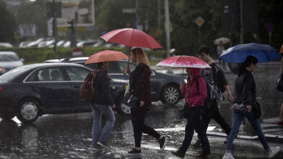 Alertă meteo. Furtuni cu descărcări electrice și ploi torențiale în jumătate din țară
