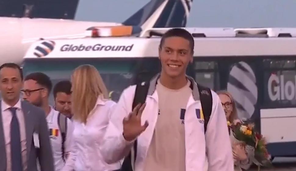 David Popovici, primele declarații după sosirea în România: ”Mulțumesc tuturor românilor care au stat cu sufletul la gură în fața ecranelor” 775762