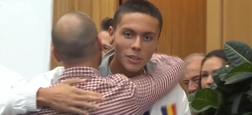 David Popovici, primele declarații după sosirea în România: ”Mulțumesc tuturor românilor care au stat cu sufletul la gură în fața ecranelor” 775764