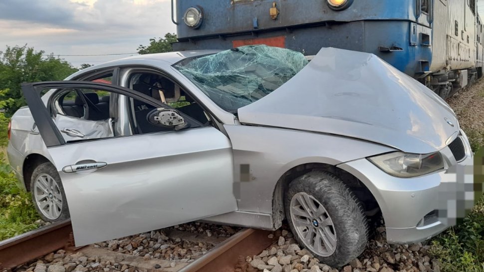 O maşină a fost lovită de tren, în Ialomița. Două persoane au fost rănite, una dintre ele fiind în stare de inconştienţă