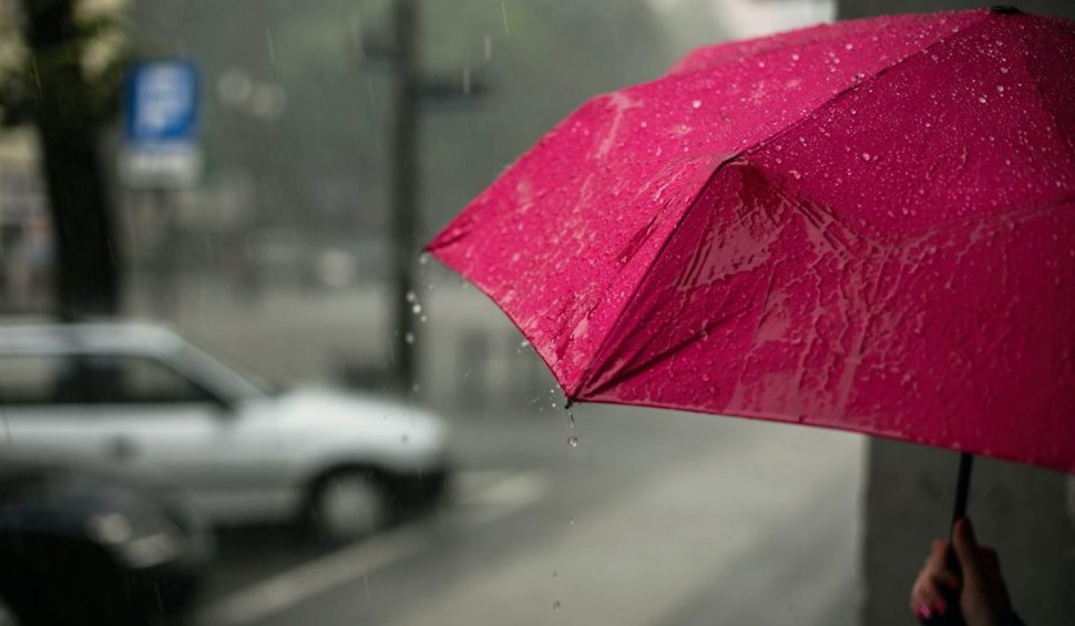 Prognoza meteo specială pentru București. Ploi, descărcări electrice și temperaturi scăzute