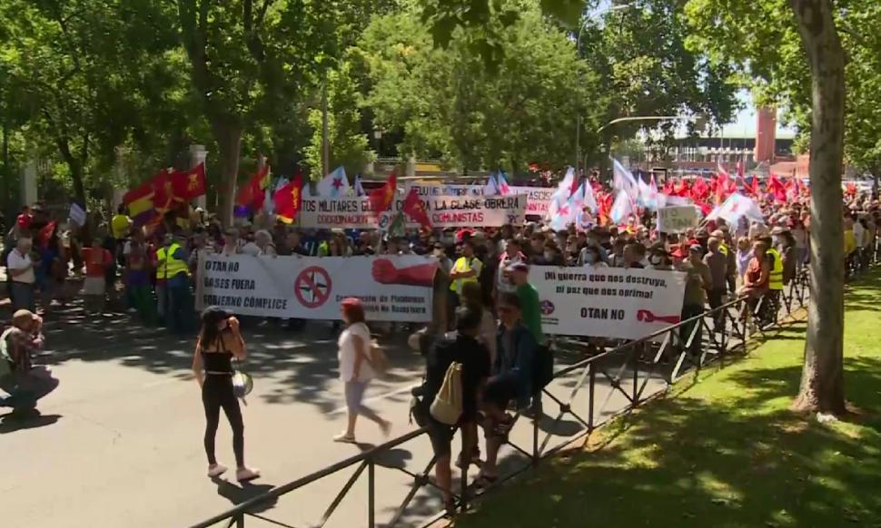 Protest anti-NATO cu secera și ciocanul la Madrid, înaintea summit-ului Alianței militare 775744
