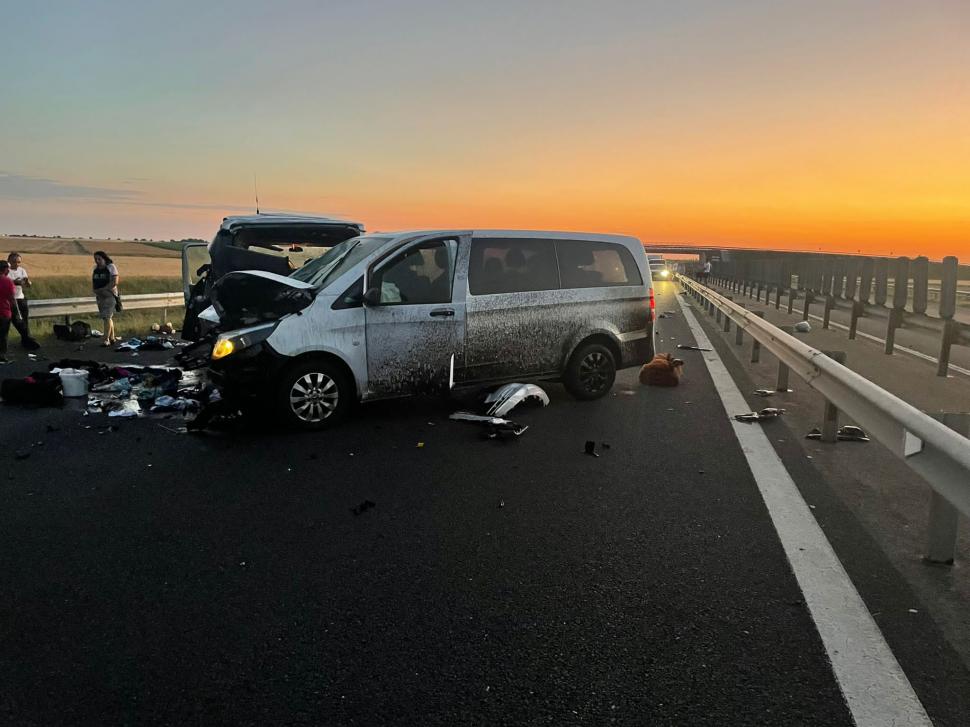 Accident grav între două microbuze, pe A1, în Arad. 11 victime, printre care și un bebeluș de 4 luni 775773