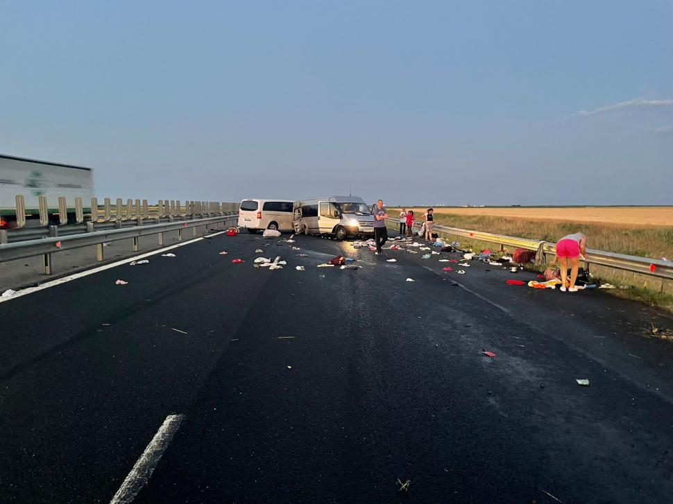 Accident grav între două microbuze, pe A1, în Arad. 11 victime, printre care și un bebeluș de 4 luni 775775