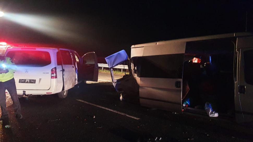 Accident grav între două microbuze, pe A1, în Arad. 11 victime, printre care și un bebeluș de 4 luni 775776