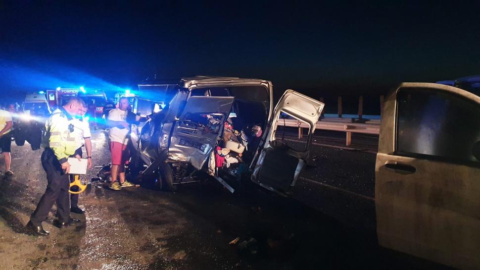 Accident grav între două microbuze, pe A1, în Arad. 11 victime, printre care și un bebeluș de 4 luni 775777