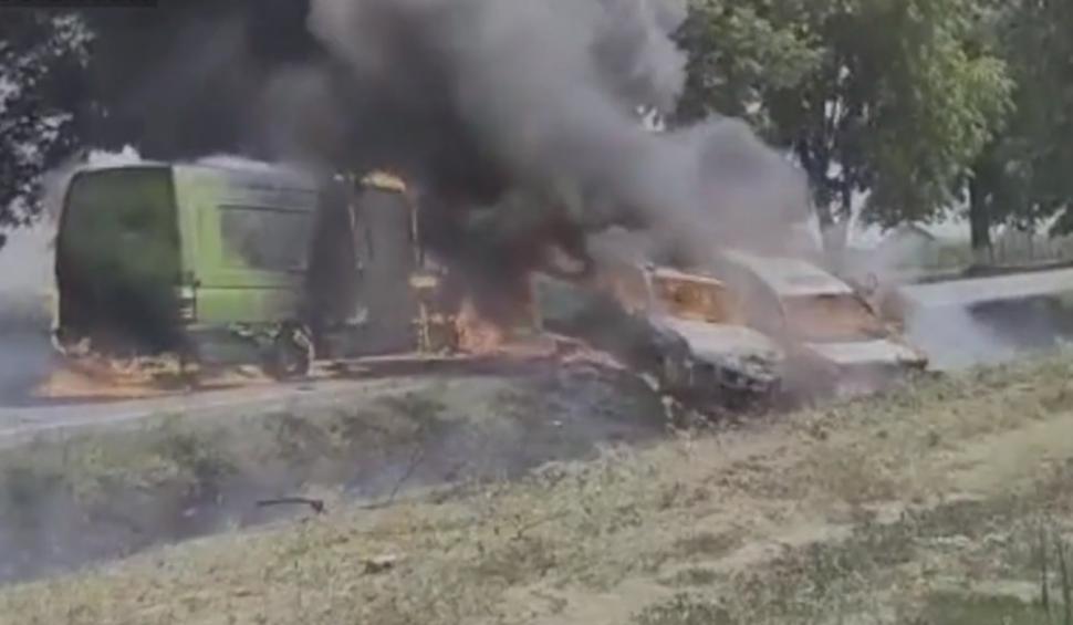 Două mașini și un microbuz au luat foc după ce s-au ciocnit violent pe DN 79, în Bihor
