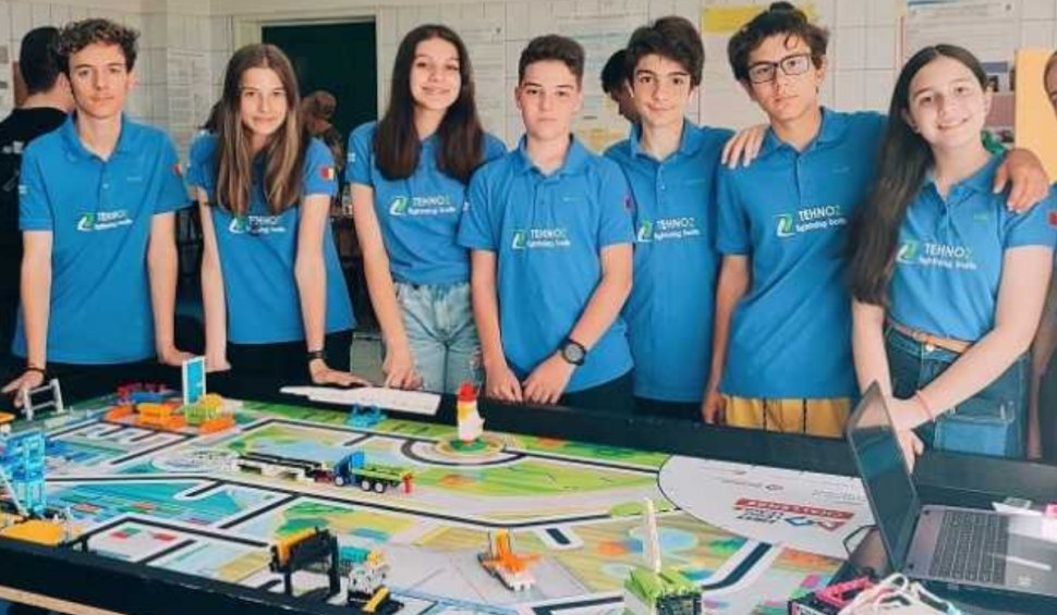 Zece elevi din Pitești vor reprezenta România la concursul internațional de robotică din Brazilia