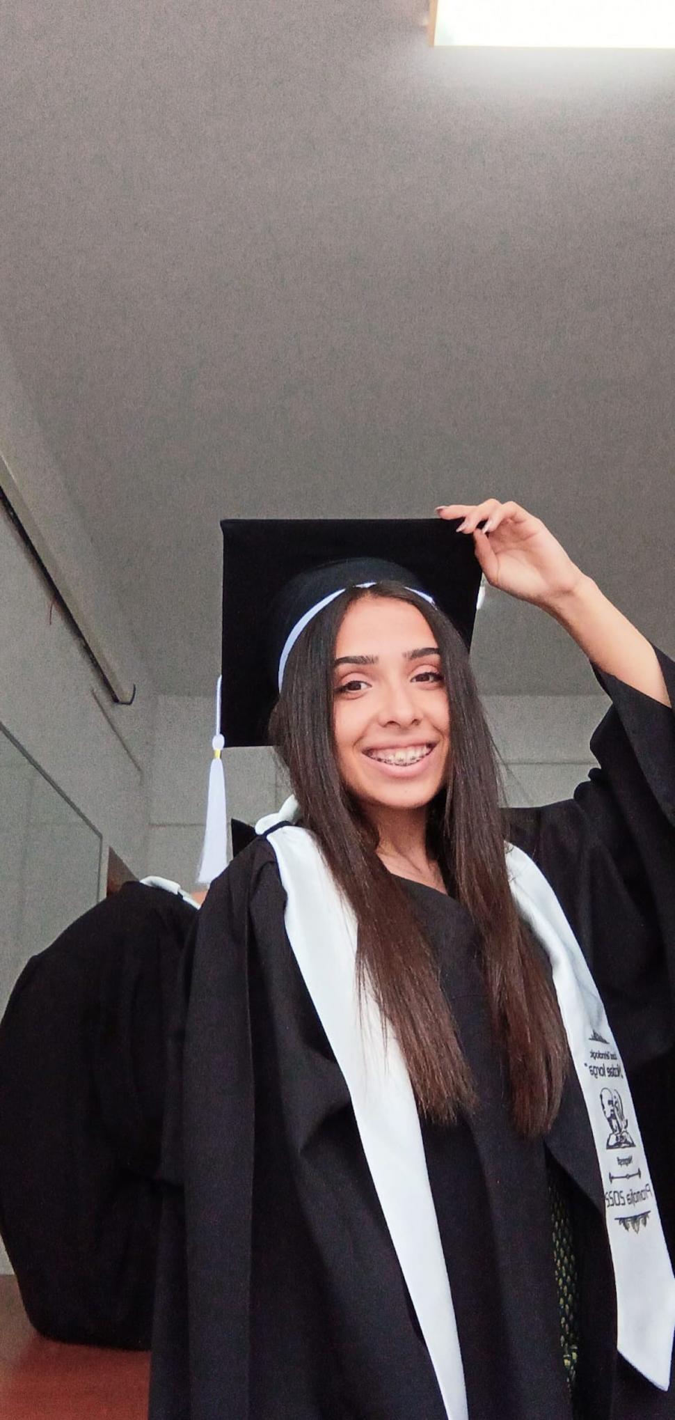 Gemenele din Vaslui care au luat 9.50 la BAC, cu părinți care muncesc în agricultură în străinătate: ”Învățăm două ore, pauză cinci minute și tot așa până seara” 775960