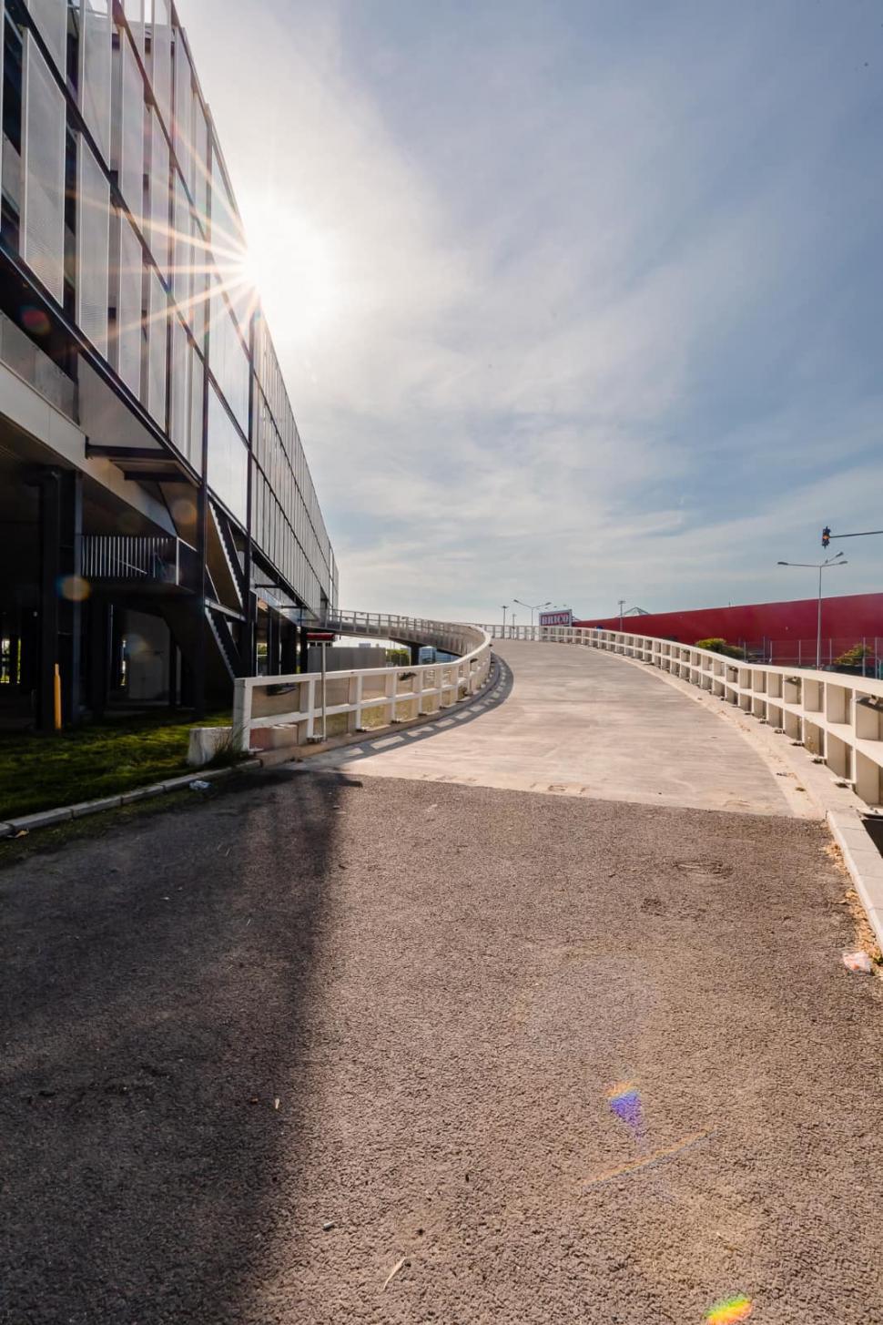 O parcare de peste 12 milioane de euro zace aproape goală la o lună de la inaugurare, deşi este gratuită, în Bucureşti 776087