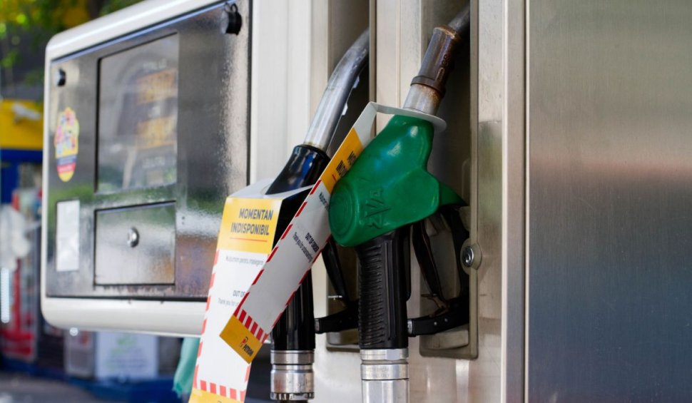 Reducerea de 50 de bani la pompă pentru benzină şi motorină este opţională. Cum vor autorităţile să îi convingă pe operatori să reducă preţul