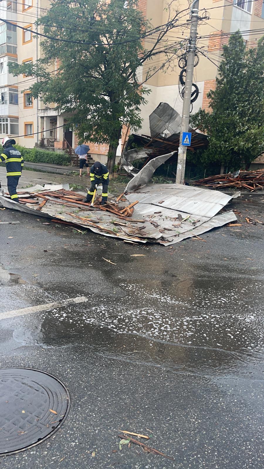 Vijelia a făcut prăpăd la Craiova! Acoperiș și copaci căzuți pe șosele | RO-ALERT de urgență extremă 776117