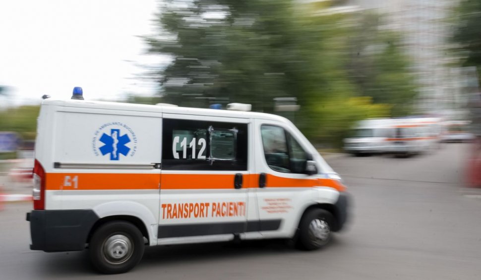 Copil lovit de mașină, în județul Vaslui. Ambulanța care venea să îl salveze a făcut accident cu un alt autoturism