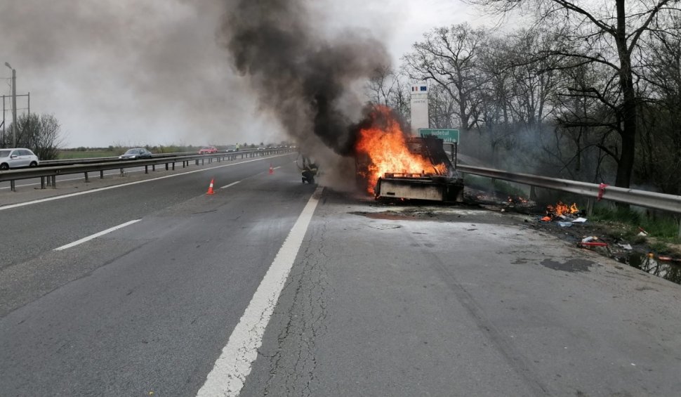 O maşină a luat foc pe autostrada A1 pe sensul către Pitești. Traficul este blocat